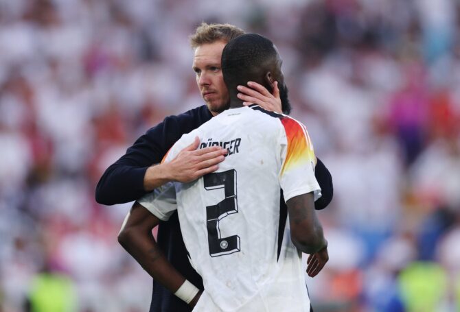 Bundestrainer Julian Nagelsmann tröstet Antonio Rüdiger nach dem Ausscheiden der deutschen Nationalmannschaft im Viertelfinale der UEFA EURO 2024 gegen Spanien in der Stuttgart Arena am 5. Juli 2024. Foto: Dean Mouhtaropoulos / Getty Images