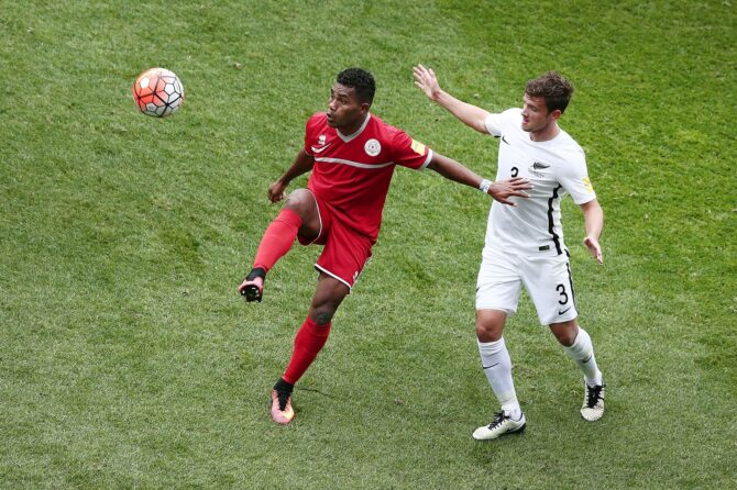 Roy Kayara von Neukaledonien behauptet den Ball gegen Deklan Wynne von Neuseeland beim WM-Qualifikationsspiel zwischen den New Zealand All Whites und Neukaledonien am 12. November 2016 im QBE Stadium in Auckland, Neuseeland. Anthony Au-Yeung / Getty Images