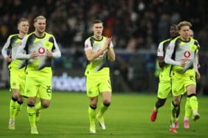 Nico Schlotterbeck und Teamkollegen von Borussia Dortmund bedanken sich vor dem Bundesliga-Spiel bei Eintracht Frankfurt im Deutsche Bank Park am 9. Januar 2026 bei den mitgereisten Fans. Alex Grimm / Getty Images