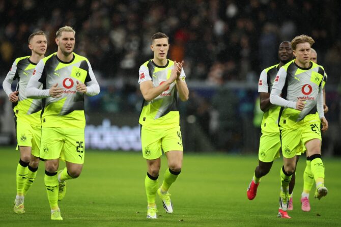 Nico Schlotterbeck und Teamkollegen von Borussia Dortmund bedanken sich vor dem Bundesliga-Spiel bei Eintracht Frankfurt im Deutsche Bank Park am 9. Januar 2026 bei den mitgereisten Fans. Alex Grimm / Getty Images