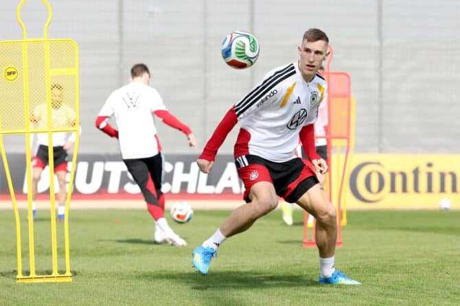 Nico Schlotterbeck nimmt beim Training der deutschen Nationalmannschaft am adidas Homeground in Herzogenaurach am 24. März 2026 einen Ball an. Foto: Alexander Hassenstein / Getty Images