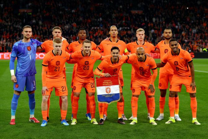 Die Spieler der niederländischen Nationalmannschaft posieren vor dem Freundschaftsspiel gegen Norwegen am 27. März 2026 in der Johan Cruijff Arena in Amsterdam für ein Mannschaftsfoto. Dean Mouhtaropoulos / Getty Images