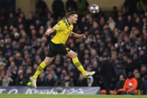 Niklas Süle, Innenverteidiger von Borussia Dortmund, geht am 7. März 2023 beim Achtelfinale der UEFA Champions League zwischen dem FC Chelsea und Borussia Dortmund im Londoner Stamford Bridge in ein Kopfballduell. (Copyright Depositphotos.com)
