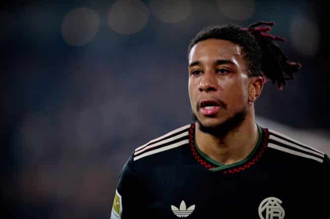 KÖLN, 14. JANUAR 2026: Michael Olise, Flügelspieler des FC Bayern München, in eindrucksvollem Porträt beim Bundesliga-Auswärtsspiel beim 1. FC Köln im Rhein-Energie-Stadion. Der französische Nationalspieler mit seinen charakteristischen Dreadlocks trägt das dunkle Bayern-Auswärtstrikot und blickt fokussiert nach vorne. (Copyright Depositphotos.com)