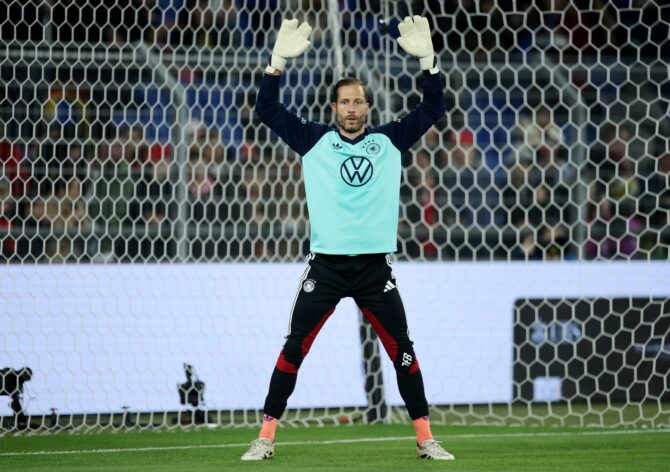 Torhüter Oliver Baumann beim Aufwärmen vor dem Länderspiel zwischen der Schweiz und Deutschland im St. Jakob-Park in Basel am 27. März 2026. Alex Grimm / Getty Images