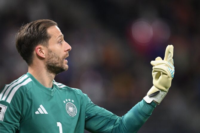 Oliver Baumann ist für die deutsche Nationalmannschaft im WM-Qualifikationsspiel gegen die Slowakei in der Red Bull Arena in Leipzig am 17. November 2025 im Einsatz. Stuart Franklin / Getty Images