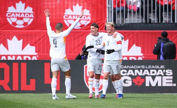 Orri Steinn Oskarsson (Nr. 9) jubelt mit seinen Teamkollegen über sein zweites Tor im Länderspiel gegen Kanada am 28. März 2026 im BMO Field in Toronto. Foto: Vaughn Ridley / Getty Images