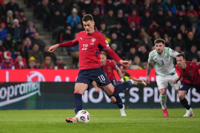 Patrik Schick verwandelt einen Elfmeter zum 1:0 für Tschechien im WM-Qualifikations-Play-off gegen die Republik Irland in der Fortuna Arena in Prag am 26. März 2026. Foto: Gabriel Kuchta / Getty Images
