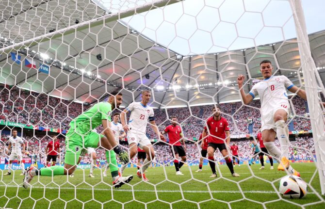 Patrik Schick erzielt das 1:0 für Tschechien gegen Georgien im UEFA-EURO-2024-Gruppenspiel im Volksparkstadion in Hamburg am 22. Juni 2024. Torhüter Giorgi Mamardashvili ist machtlos. Foto: Alex Livesey / Getty Images