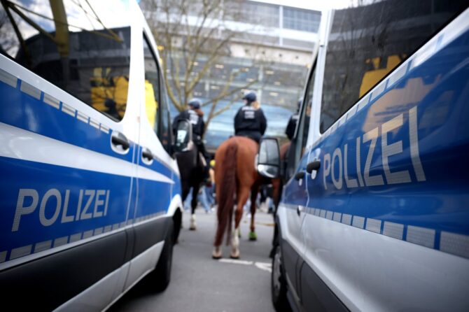Polizeifahrzeuge stehen vor dem Signal Iduna Park in Dortmund aufgereiht, bevor am 28. Februar 2026 das Bundesliga-Spitzenspiel zwischen Borussia Dortmund und FC Bayern München angepfiffen wird. Alex Grimm / Getty Images Europe via Getty Images