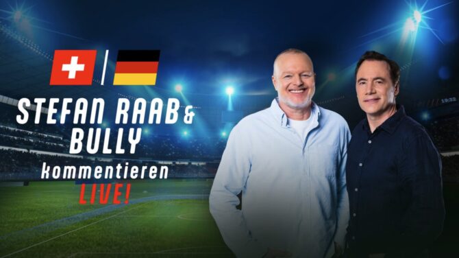 Stefan Raab und Michael Bully Herbig kommentieren das Länderspiel Schweiz gegen Deutschland live auf RTL.