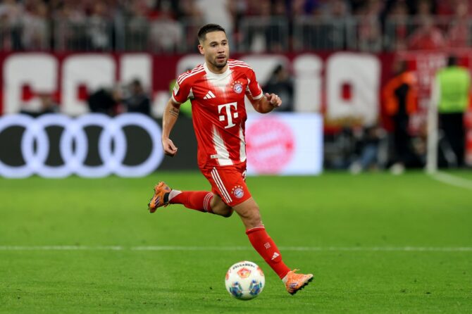 Raphaël Guerreiro (FC Bayern München) läuft mit dem Ball im Bundesligaspiel gegen Bayer 04 Leverkusen in der Allianz Arena in München am 1. November 2025. Alexander Hassenstein / Getty Images