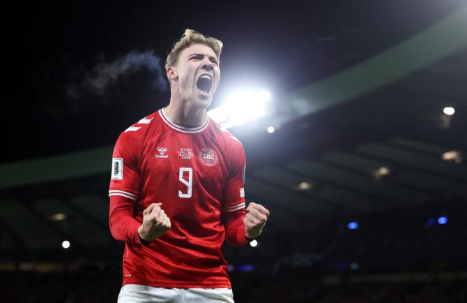 Rasmus Højlund bejubelt sein Tor zum 2:0 für Dänemark im WM-Qualifikationsspiel gegen Schottland im Hampden Park in Glasgow am 18. November 2025. Foto: Ian MacNicol / Getty Images