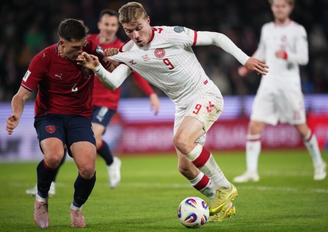 Rasmus Højlund von der dänischen Nationalmannschaft setzt sich gegen Robin Hranáč von Tschechien im WM-Qualifikations-Play-off am 31. März 2026 in der EPET Arena in Prag durch. Gabriel Kuchta / Getty Images