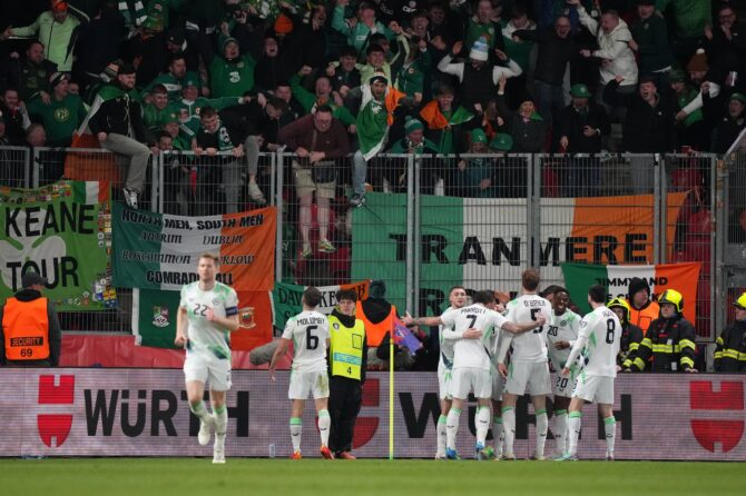 Die Spieler der Republik Irland bejubeln vor ihren mitgereisten Fans das 2:0 durch ein Eigentor von Matej Kovář im WM-Qualifikations-Play-off gegen Tschechien in der Fortuna Arena in Prag am 26. März 2026. Foto: Gabriel Kuchta / Getty Images