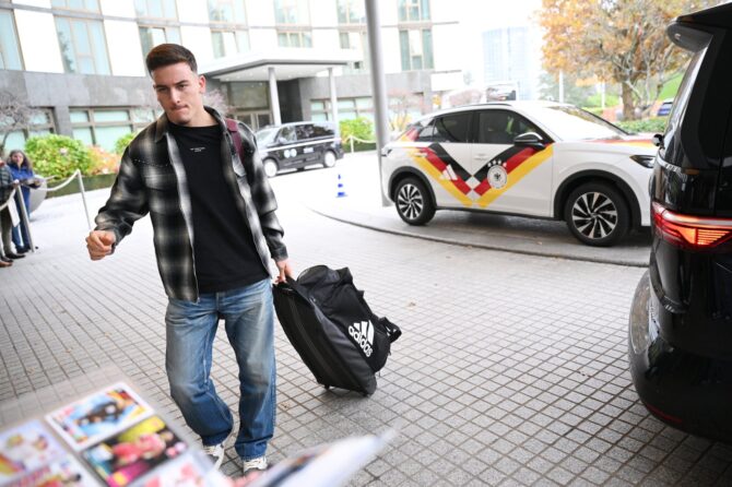 Said El Mala kommt am 10. November 2025 mit seiner Reisetasche am Ritz Carlton Hotel in Wolfsburg an, wo sich die deutsche Nationalmannschaft zum Länderspiel versammelte. Foto: Stuart Franklin / Getty Images for Volkswagen