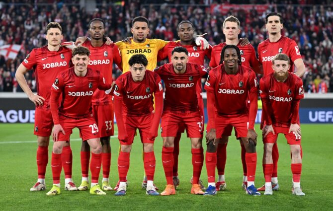 Die Spieler des SC Freiburg posieren am 19. März 2026 im Stadion am Wolfswinkel in Freiburg für das Mannschaftsfoto vor dem UEFA Europa League-Rückspiel des Achtelfinales gegen KRC Genk. Christian Kaspar-Bartke / Getty Images