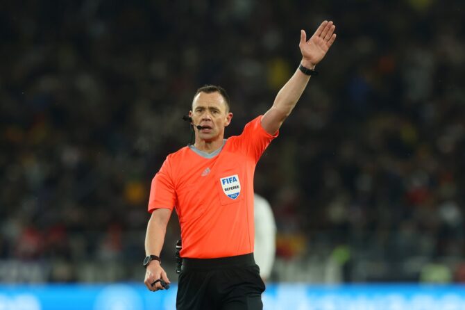 Schiedsrichter Stuart Attwell (England) beim Länderspiel Deutschland gegen Ghana in der MHPArena in Stuttgart am 30. März 2026. Alexander Hassenstein / Getty Images