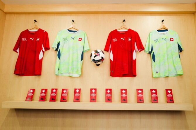 Das neue Heimtrikot der Schweizer Nationalmannschaft in Rot und das Auswärtstrikot in Neongrün, präsentiert von Ausrüster Puma. Beide Trikots wird die Schweiz bei der FIFA WM 2026 tragen. (Copyright Puma)