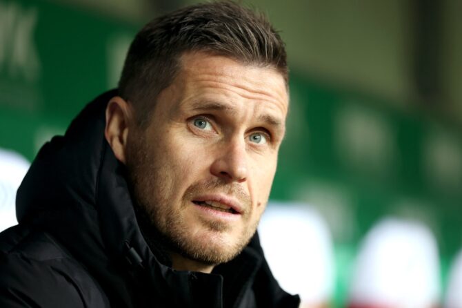 Sebastian Kehl, Sportdirektor von Borussia Dortmund, verfolgt das Bundesliga-Spiel zwischen dem FC Augsburg und Borussia Dortmund in der WWK-Arena am 31. Oktober 2025 in Augsburg. Alexander Hassenstein / Getty Images