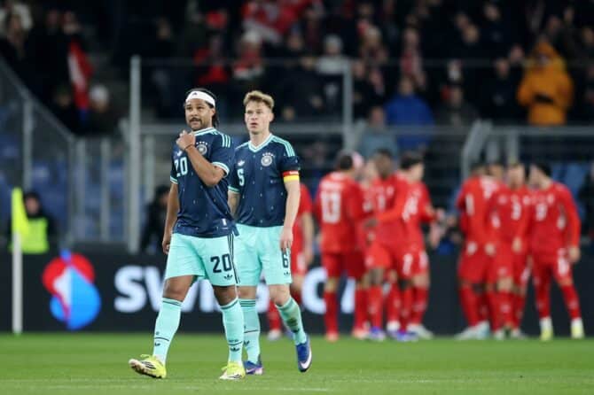 Serge Gnabry (#20) und Angelo Stiller (#5) enttäuscht nach dem Gegentreffer durch Dan Ndoye – im Hintergrund jubeln die Schweizer Spieler. Länderspiel in Basel am 27. März 2026. Alex Grimm / Getty Images