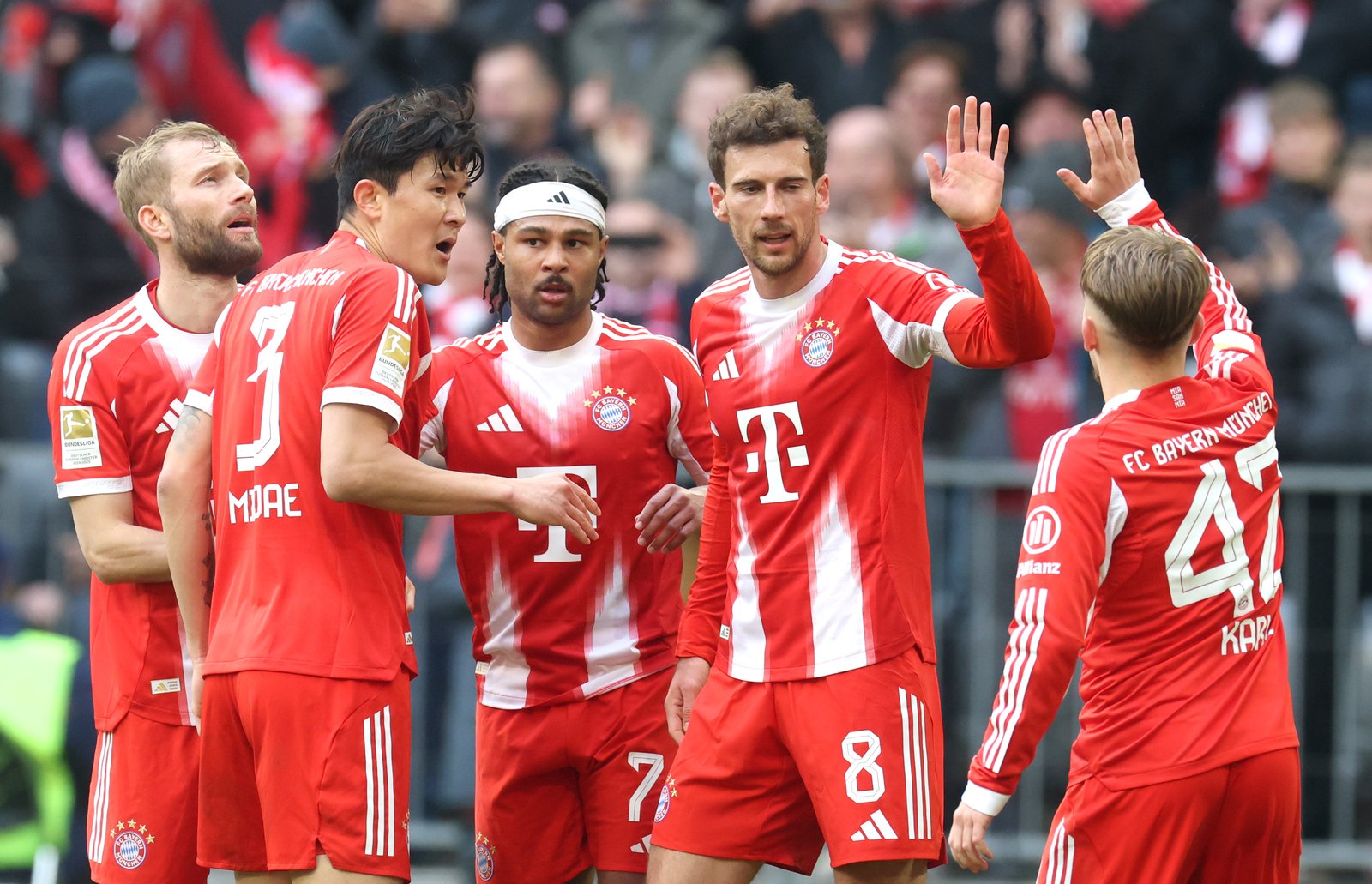 Serge Gnabry von FC Bayern München bejubelt seinen Treffer zum 2:0 mit den Teamkollegen im Bundesliga-Spiel gegen 1. FC Union Berlin in der Allianz Arena am 21. März 2026. Alexander Hassenstein / Getty Images