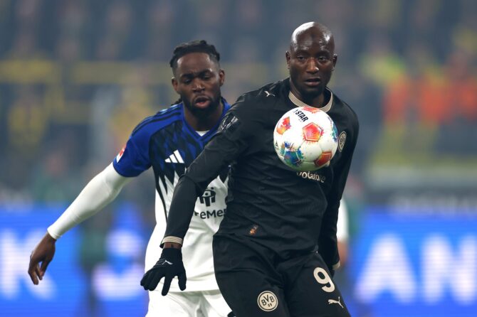 Serhou Guirassy von Borussia Dortmund wird am 21. März 2026 beim Bundesliga-Spiel zwischen Borussia Dortmund und Hamburger SV im Signal Iduna Park in Dortmund von Jordan Torunarigha des Hamburger SV bedrängt. Foto: Dean Mouhtaropoulos / Getty Images