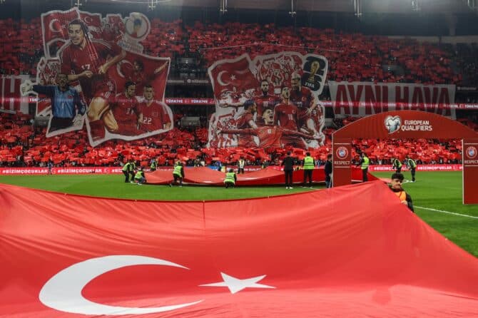 Fans der türkischen Nationalmannschaft präsentieren eine beeindruckende Choreografie im Beşiktaş Park vor dem WM-Qualifikations-Play-off gegen Rumänien am 26. März 2026 in Istanbul. Burak Kara / Getty Images