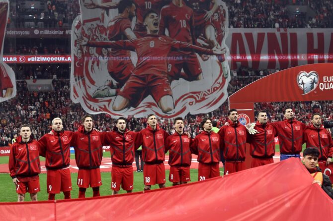 Die türkische Nationalmannschaft steht vor einer imposanten Choreografie der Fans bei der Nationalhymne vor dem WM-Qualifikations-Play-off gegen Rumänien im Besiktas Park in Istanbul am 26. März 2026. Foto: Burak Kara / Getty Images