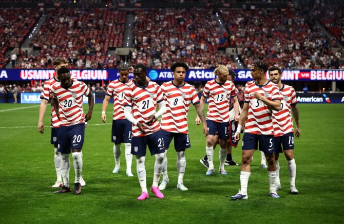 Die Spieler der US-amerikanischen Nationalmannschaft stehen vor dem Länderspiel gegen Belgien im Mercedes-Benz Stadium in Atlanta am 28. März 2026 auf dem Rasen. Jared C. Tilton / Getty Images