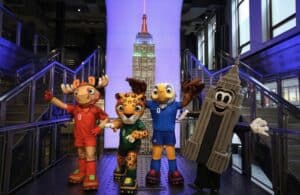Die Maskottchen der FIFA Fussball-Weltmeisterschaft 2026, Maple, Zayu und Clutch, sowie Vertreter des New York New Jersey Host Committee, des US-Fussballverbands, des mexikanischen Fussballverbands und von Canada Soccer besuchen das Empire State Building, um 100 Tage vor Beginn der FIFA Fussball-Weltmeisterschaft 2026 zu feiern. An der Veranstaltung nahmen Alex Lasry, JT Batson, Peter Augruso und Iñigo Riestra López teil, die das Empire State Building mit Hilfe der Maskottchen der FIFA Fussball-Weltmeisterschaft 2026™ – Maple, Zayu und Clutch – beleuchten werden, um die 100 Tage bis zum Beginn der FIFA Fussball-Weltmeisterschaft 2026 zu feiern. (Foto: VANESSA CARVALHO / BRAZIL PHOTO PRESS / Brazil Photo Press via AFP)
