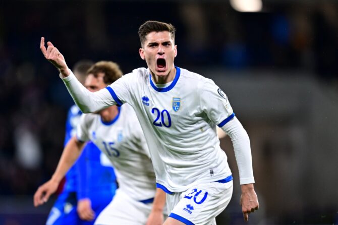 Veldin Hodza bejubelt seinen Treffer zum 1:0 für den Kosovo im WM-Qualifikations-Playoff gegen die Slowakei im Národný futbalový štadión in Bratislava am 26. März 2026. Christian Bruna / Getty Images