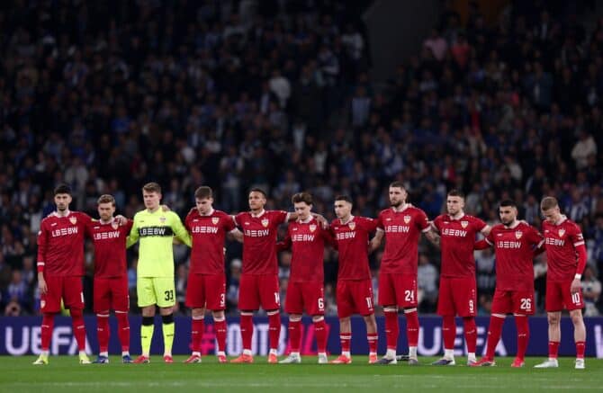 Die Spieler des VfB Stuttgart stehen vor dem Anpfiff des UEFA-Europa-League-Achtelfinales (Rückspiel) gegen FC Porto im Estádio do Dragão in Porto am 19. März 2026 auf dem Rasen. Diogo Cardoso / Getty Images Europe via Getty Images