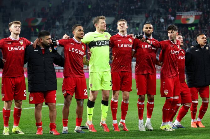 Spieler des VfB Stuttgart feiern gemeinsam den Auswärtssieg im Bundesliga-Spiel beim FC Augsburg in der WWK-Arena in Augsburg am 22. März 2026. Alexander Hassenstein / Getty Images