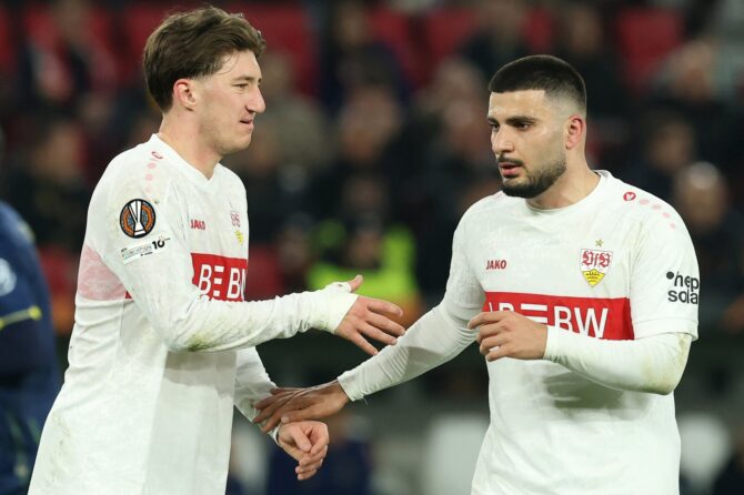 Angelo Stiller und Deniz Undav vom VfB Stuttgart im Austausch beim Achtelfinale-Hinspiel der UEFA Europa League 2025/26 gegen den FC Porto in der Stuttgart Arena am 12. März 2026 in Stuttgart. Alexander Hassenstein / Getty Images