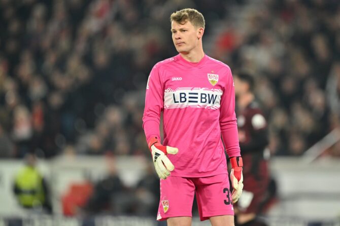 VfB-Stuttgart-Torwart Alexander Nübel beobachtet das Spielgeschehen beim Bundesliga-Spiel gegen RB Leipzig in der MHPArena am 15. März 2026 in Stuttgart. Sebastian Widmann / Getty Images