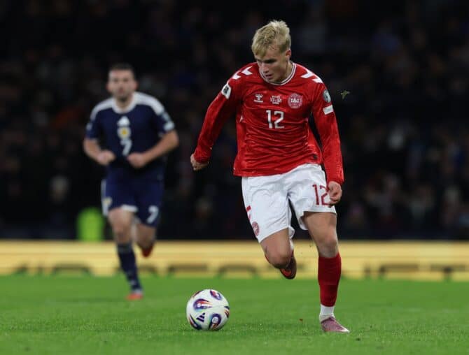 Victor Froholdt von der dänischen Nationalmannschaft am Ball beim WM-Qualifikationsspiel gegen Schottland am 18. November 2025 im Hampden Park in Glasgow. Ian MacNicol / Getty Images