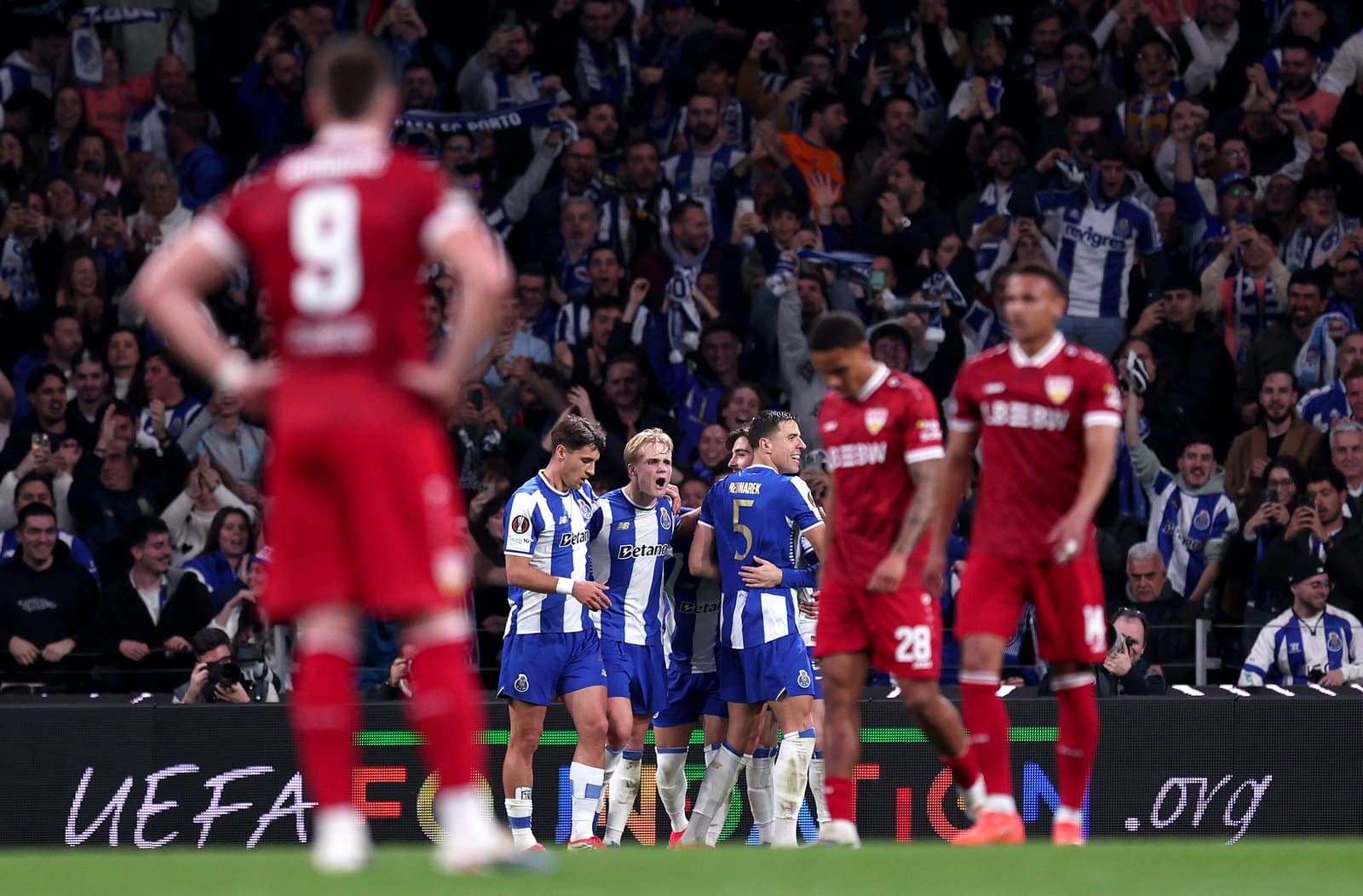 Victor Froholdt vom FC Porto bejubelt mit seinen Mitspielern seinen Treffer zum 2:0 im UEFA-Europa-League-Achtelfinale (Rückspiel) gegen den VfB Stuttgart im Estádio do Dragão in Porto am 19. März 2026. Diogo Cardoso / Getty Images Europe via Getty Images