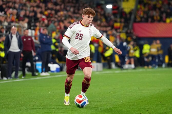 Victor Muñoz (#25) von Spanien läuft mit dem Ball beim Länderspiel gegen Serbien im Estadio de la Cerámica in Villarreal am 27. März 2026. Alex Caparros / Getty Images