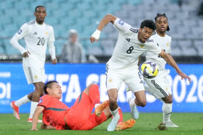 Wang Shangyuan von China grätscht gegen Livano Comenencia von Curaçao im FIFA Series-Spiel im Stadium Australia in Sydney am 27. März 2026. Darrian Traynor / Getty Images