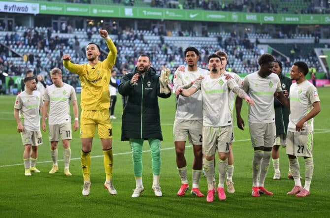 Die Spieler des SV Werder Bremen bejubeln am 21. März 2026 in der Volkswagen Arena in Wolfsburg den Auswärtssieg im Bundesliga-Spiel gegen den VfL Wolfsburg. Foto: Stuart Franklin / Getty Images