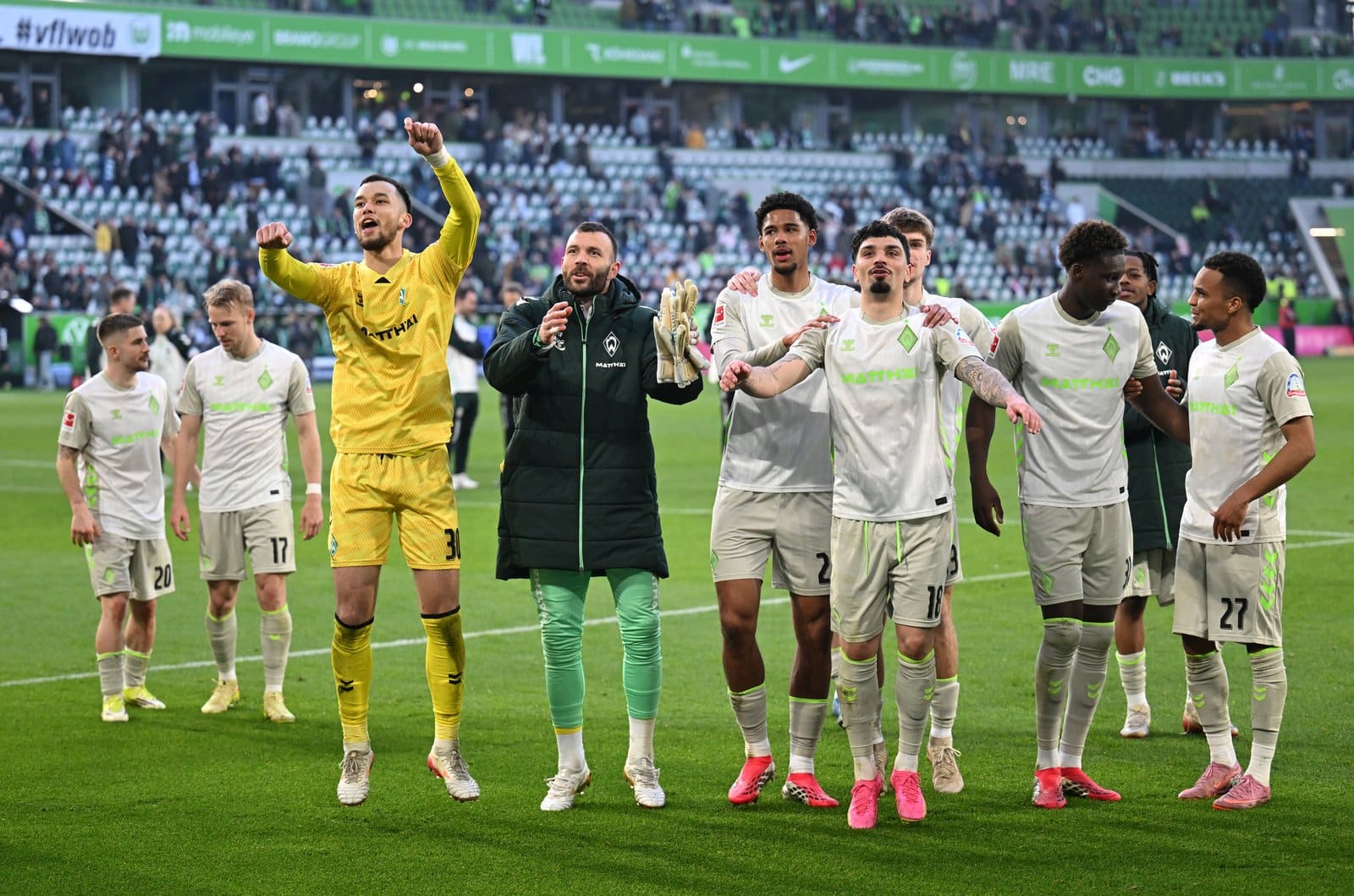 Die Spieler des SV Werder Bremen bejubeln am 21. März 2026 in der Volkswagen Arena in Wolfsburg den Auswärtssieg im Bundesliga-Spiel gegen den VfL Wolfsburg. Foto: Stuart Franklin / Getty Images