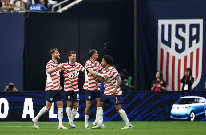 Weston McKennie jubelt mit seinen Teamkollegen nach seinem Treffer zum 1:0 im Länderspiel zwischen den USA und Belgien im Mercedes-Benz Stadium in Atlanta am 28. März 2026. Jared C. Tilton / Getty Images