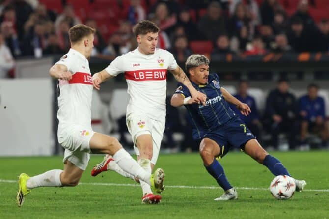 William Gomes vom FC Porto im Zweikampf mit Finn Jeltsch und Ramon Hendriks vom VfB Stuttgart im Achtelfinale-Hinspiel der UEFA Europa League 2025/26 in der Stuttgart Arena am 12. März 2026 in Stuttgart. Alexander Hassenstein / Getty Images