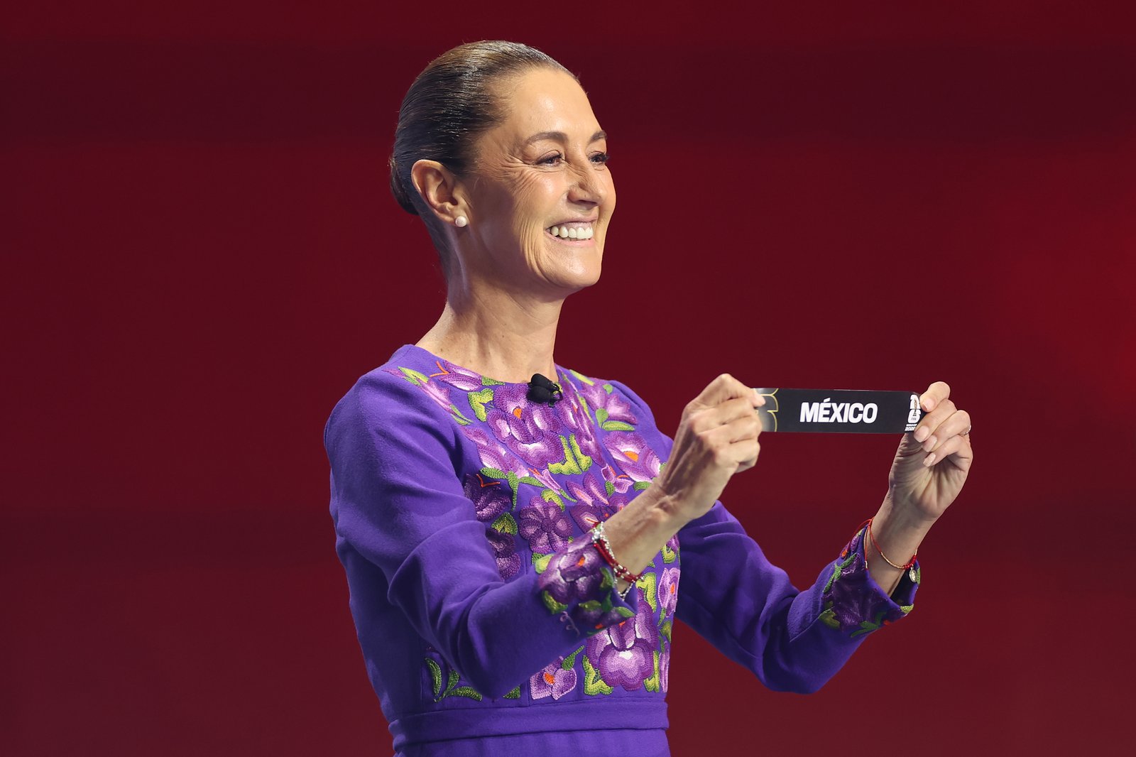 Claudia Sheinbaum, Präsidentin von Mexiko, zieht beim offiziellen FIFA WM-2026-Draw die Karte von Mexiko im John F. Kennedy Center for the Performing Arts in Washington, D.C., am 5. Dezember 2025. Foto: Dan Mullan / Getty Images