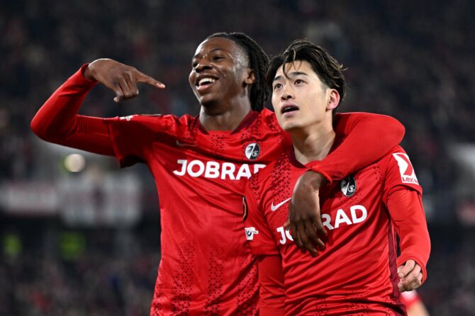 Yuito Suzuki vom SC Freiburg bejubelt gemeinsam mit Johan Manzambi seinen Treffer zum 4:0 im UEFA-Europa-League-Achtelfinale (Rückspiel) gegen KRC Genk im Stadion am Wolfswinkel in Freiburg im Breisgau am 19. März 2026. Christian Kaspar-Bartke / Getty Images Europe via Getty Images