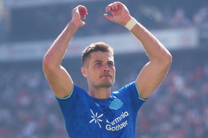 Patrik Schick von Bayer 04 Leverkusen bejubelt sein Tor zum 1:0 im Bundesliga-Spiel gegen den 1. FC Köln am 25. April 2026 im RheinEnergieStadion in Köln. (Pau Barrena / Getty Images)