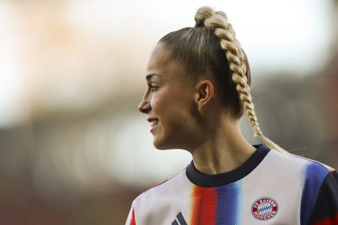 Giulia Gwinn vom FC Bayern München wärmt sich vor dem Google Pixel Frauen-Bundesliga-Spiel gegen 1. FC Union Berlin am 22. April 2026 im Stadion An der Alten Försterei in Berlin auf. (Maja Hitij / Getty Images)