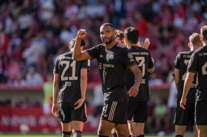 Jonathan Tah vom FC Bayern München bejubelt den Sieg im Bundesliga-Spiel gegen die 1. FSV Mainz 05 am 25. April 2026 in der MEWA Arena in Mainz. (Sona Maleterova / Getty Images)