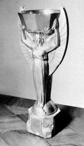 Das war der WM-Pokal 1930: der Jules Rimet Cup, benannt nach dem 1.Präsidenten der Federation Internationale de Football Association (FIFA). Designer war der Franzose Abel Lafleur, die statue wog 4 Kilo und war 30 cm groß. Uruguay gewann ihn das 1.Mal 1930, doch 1970 bekam den Jules Rimet Cup Brasilien nach dem 3.Weltmeistertitel als festes Eigentum. AFP PHOTO